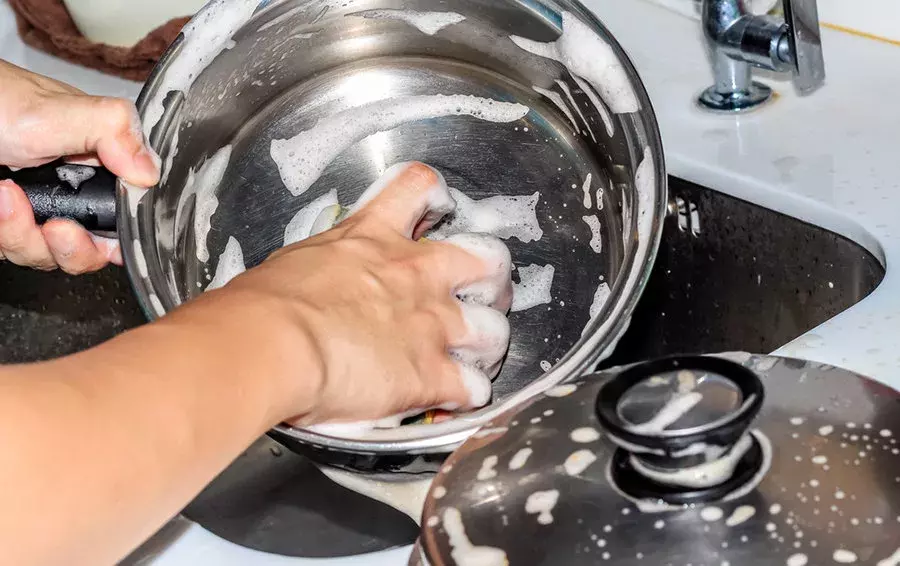 hoe maak je een pot schoon?
