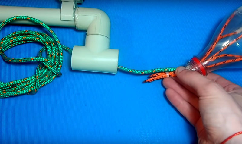 Vezměte dlouhé lano, provlékněte jej otvorem v odpališti a připevněte jej ke svazku lana na láhev se stejnou vazbou. Odřízněte všechny přebytečné konce kravaty, aby nepřekážely