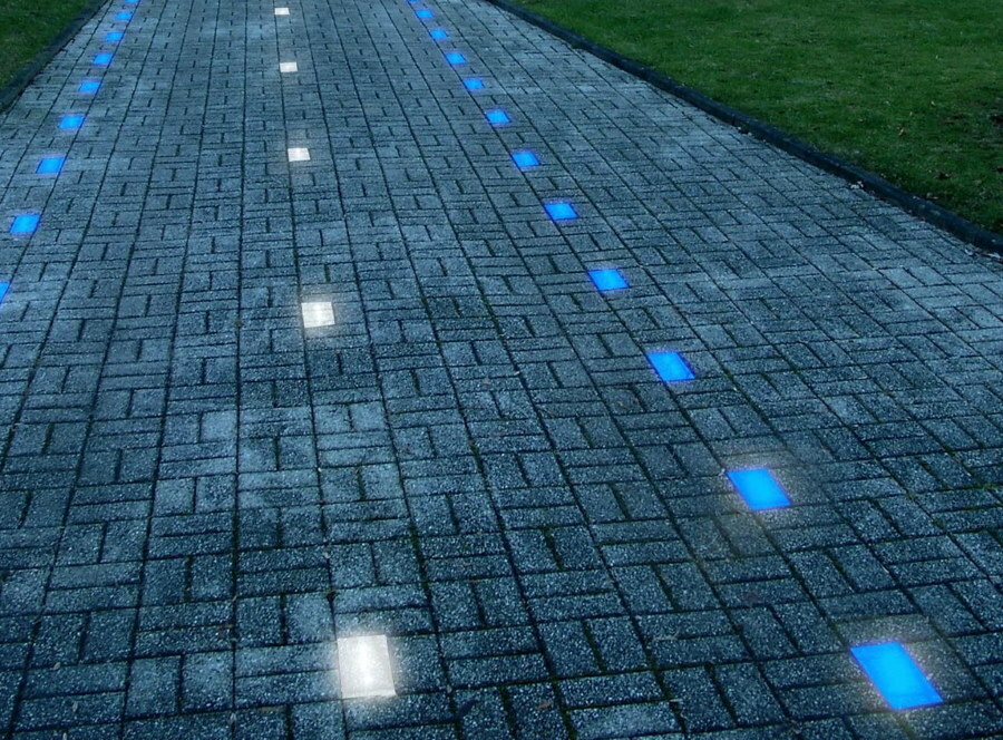 Dekorativer Lichtweg mit leuchtenden Steinen