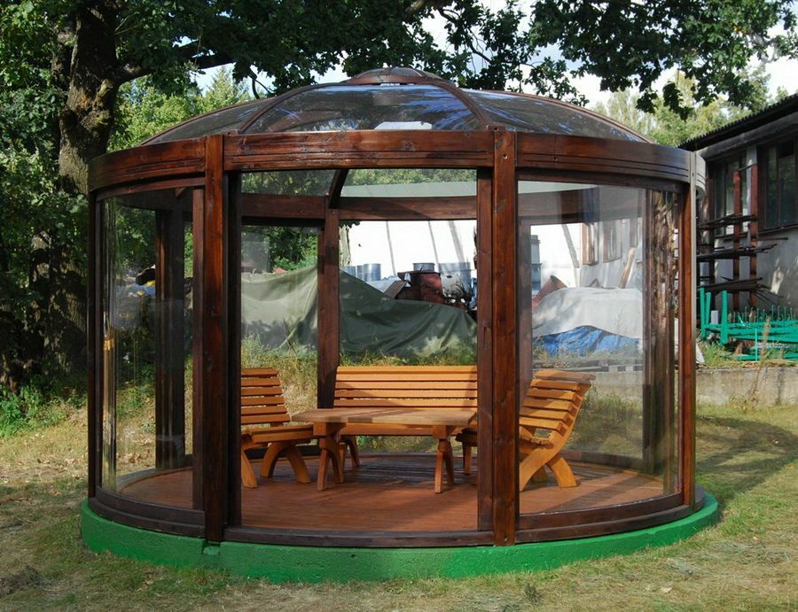 Runder Pavillon aus transparentem Polycarbonat auf Holzrahmen