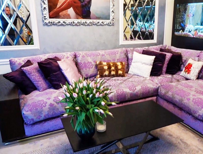 Soffan är dekorerad med massor av dekorativa kuddar