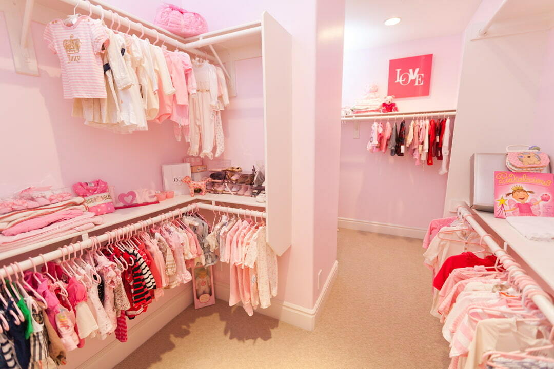 Różowa dekoracja ścienna w garderobie dla dziewczynki