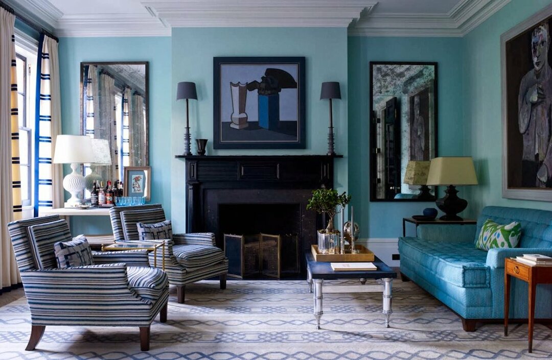 Juodas židinys svetainėje su šviesiai mėlyna sofa