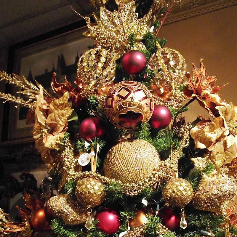 Per coloro che non hanno ancora avuto tempo: quanto è bello ed elegante decorare l'albero di Natale per il nuovo anno