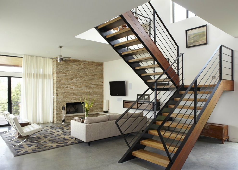 Interiör i ett hus på landet med en trappa i vardagsrummet
