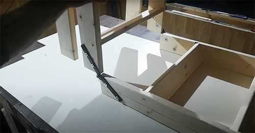 Welke ladder naar de zolder is gemakkelijk met uw eigen handen te doen: ideeën en projecten