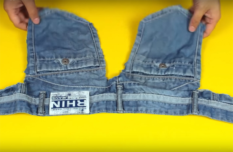 Pjaustydami džinsus, palikite užpakalines kišenes ant juosmens, kaip nuotraukoje. Jie pravers nešant tvirtinimo detales