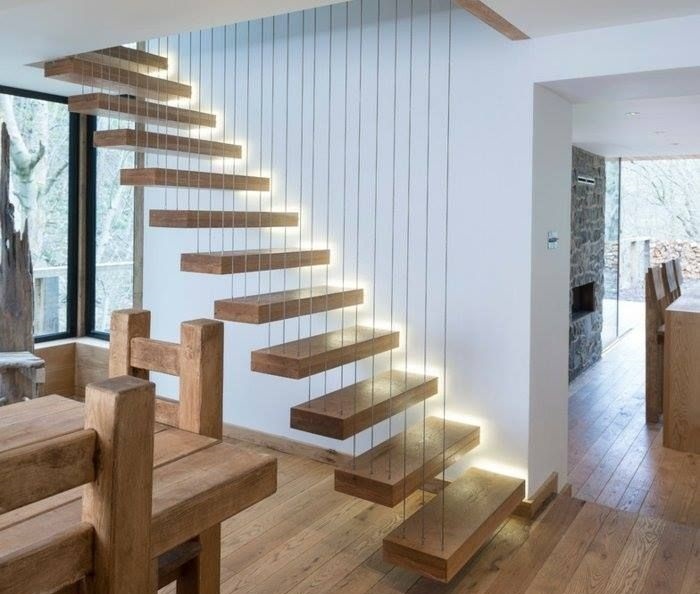 Konsoliniai laiptai su apšviestais laipteliais