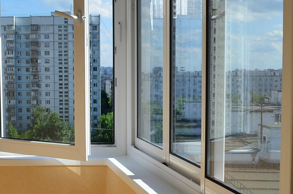 Vitrage combiné d'un balcon dans une maison à panneaux