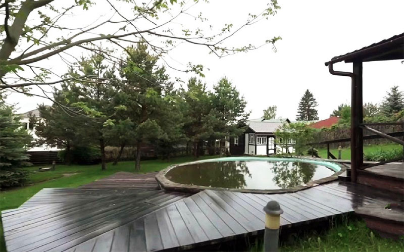 Arka bahçede, spor spikeri geniş bir teras inşa etti ve bir yüzme havuzu kurdu.