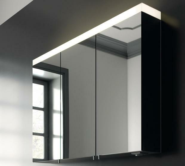 armoire miroir dans la salle de bain avec éclairage