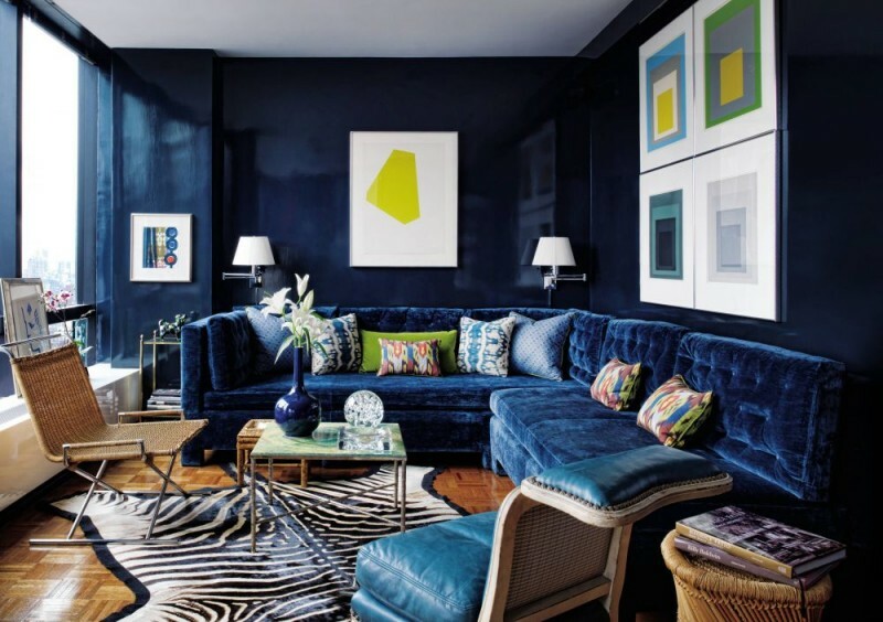 Dzīvojamās istabas interjers zilā krāsā