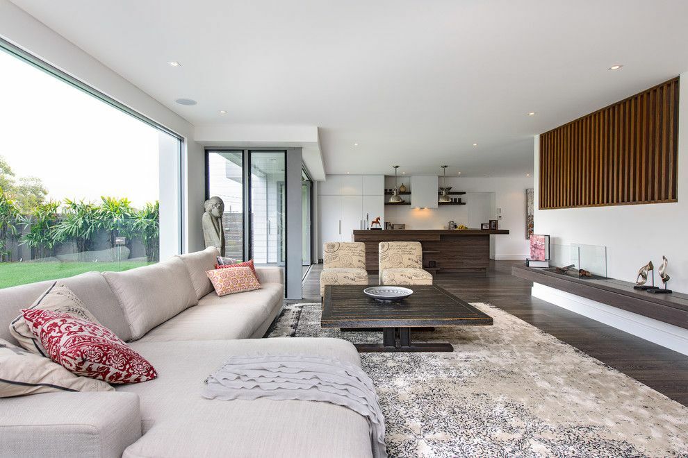 Zdobenie priestrannej obývačky v minimalistickom štýle
