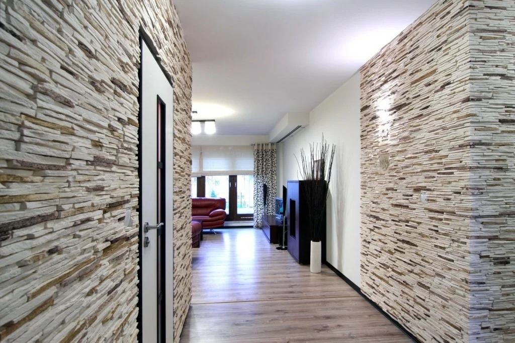 Eingangshalle in einem Privathaus mit dekorativem Stein
