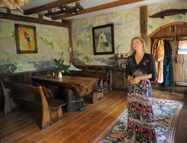 Im Wohnzimmer können Sie Szenen über mittelalterliche Tavernen drehen. Es hat alles, was Sie brauchen: einen Tisch und Bänke, einen luxuriösen Holzboden und Wandbalken.