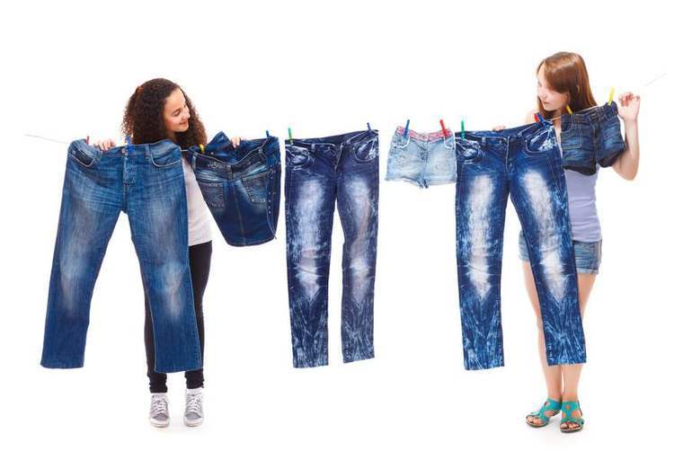 transformação mágica de jeans usados ​​em novos produtos