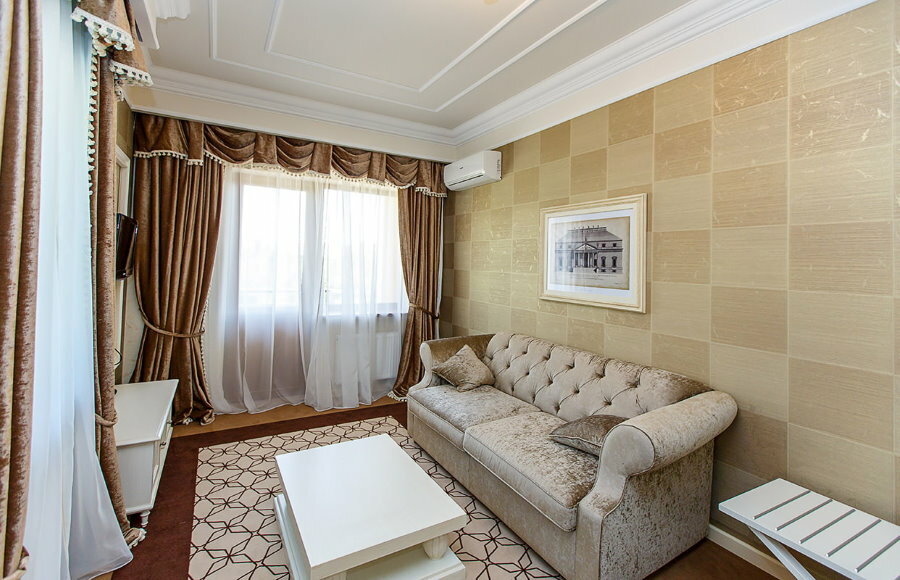 Kombinace záclon v obývacím pokoji s tapetami na zdi