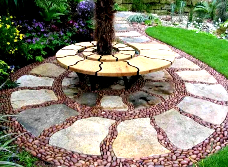 Om du kombinerar designen av en bänk och en trädgårdsstig får du en så intressant effekt.