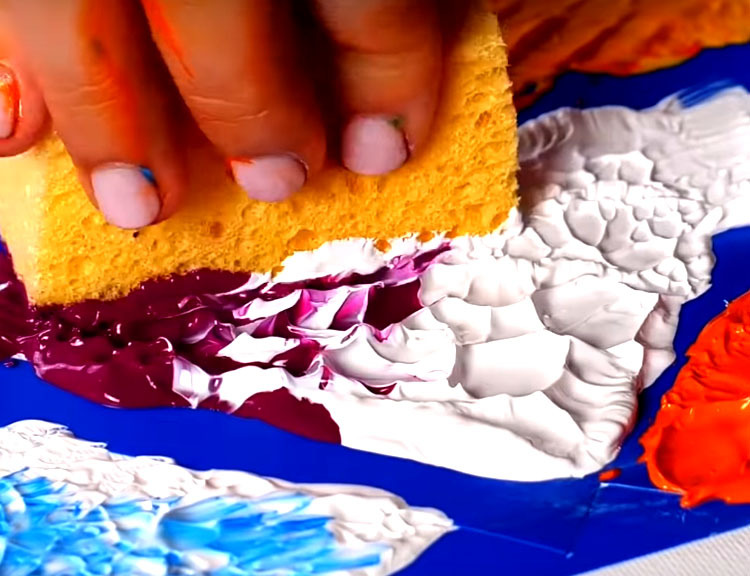Maintenant, épongez simplement la peinture avec une éponge. Assurez-vous qu'il est presque sec même après le rinçage. Pour ce faire, pressez-le bien dans l'évier puis pressez-le à nouveau dans une serviette.