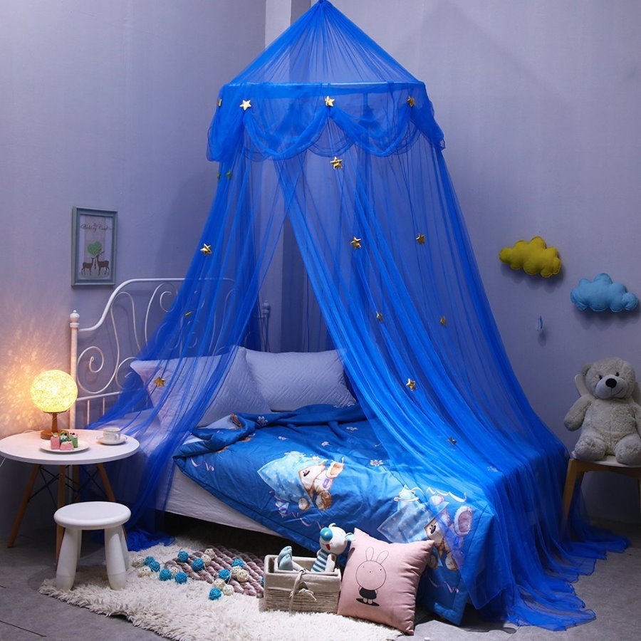 Modrý baldachýn nad chlapcovou posteľou