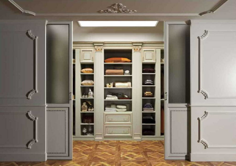Stumdomos durys klasikinio stiliaus persirengimo kambaryje