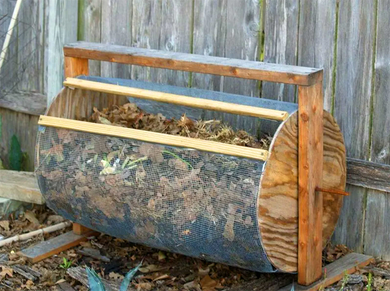 Nevýhodou tohto typu debničiek je, že kompost rýchlo vysychá a treba ho neustále polievať vodou.