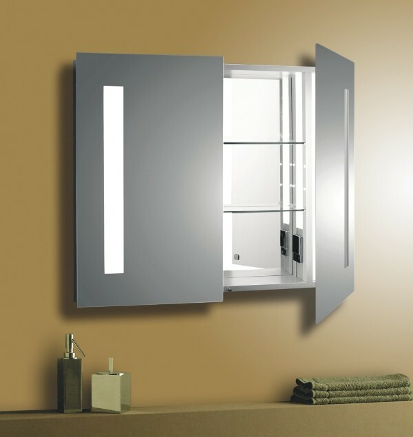 armoire miroir dans la salle de bain