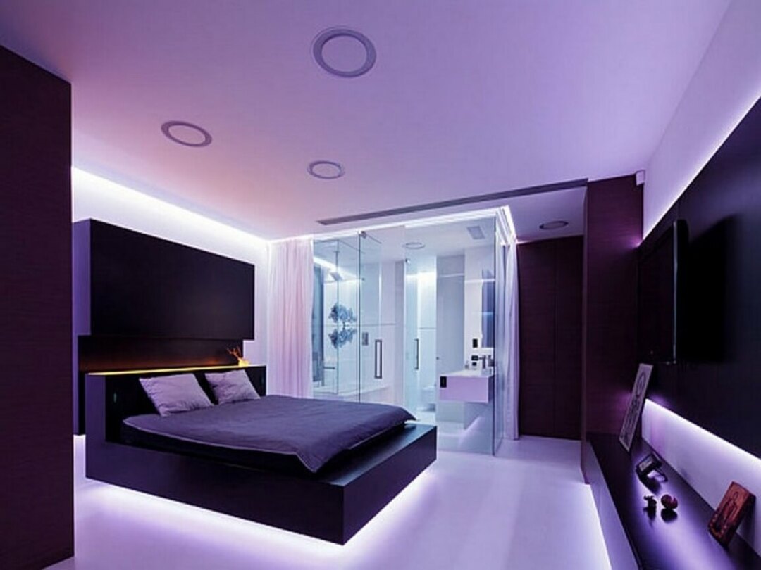 Osvetlenie spálne s fialovým nábytkom