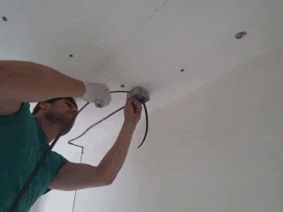 Genç bir elektrikçi tabii: elleriyle bir apartmanda kablolama yedek