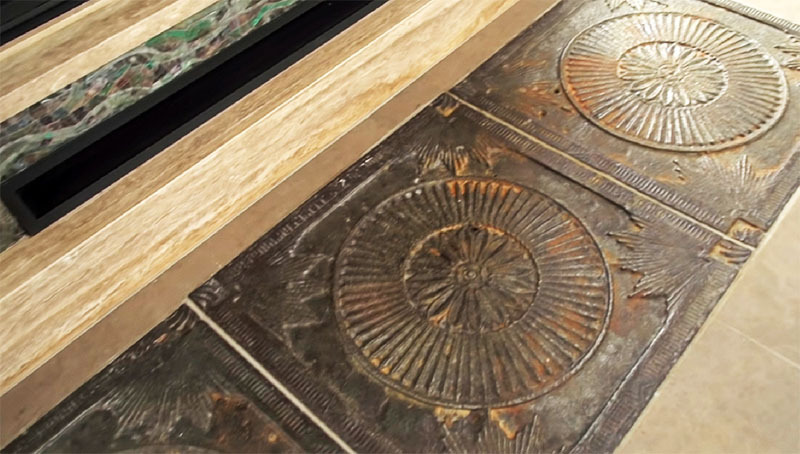 Ähnliche Platten werden in der Fürbitte-Kathedrale verlegt