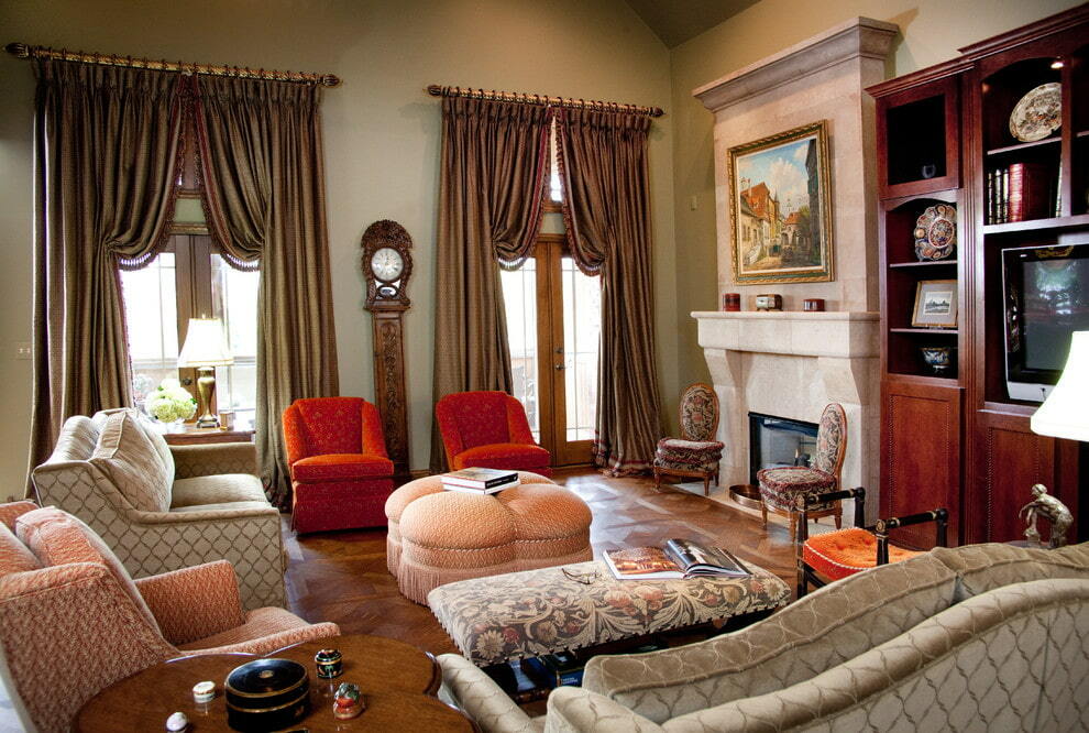 Interiér obývacího pokoje s italskými závěsy