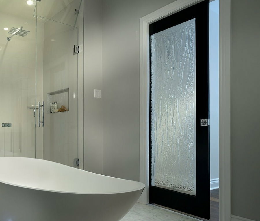 Surface de porte en verre ondulé dans la salle de bain