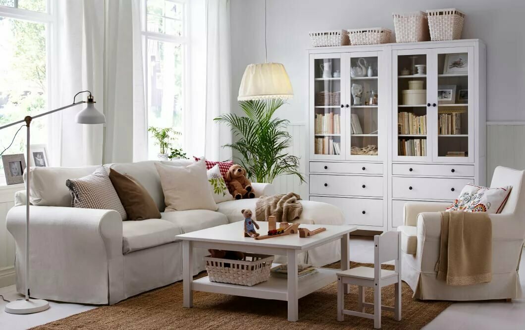Lyse tremøbler i en stue i skandinavisk stil