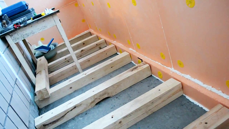 Drewniana belka jest dobrym rozwiązaniem do wyrównywania podłogi, ponieważ nie powoduje dużego obciążenia płyty balkonowej