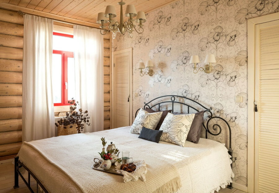 Metalni krevet s kovrčavim elementima u stilu Provence
