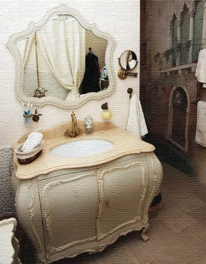 Per abbinare gli affreschi, sono stati selezionati un insolito mobile lavabo, realizzato secondo l'antica tecnologia dei secoli 16-17, e un lussuoso specchio