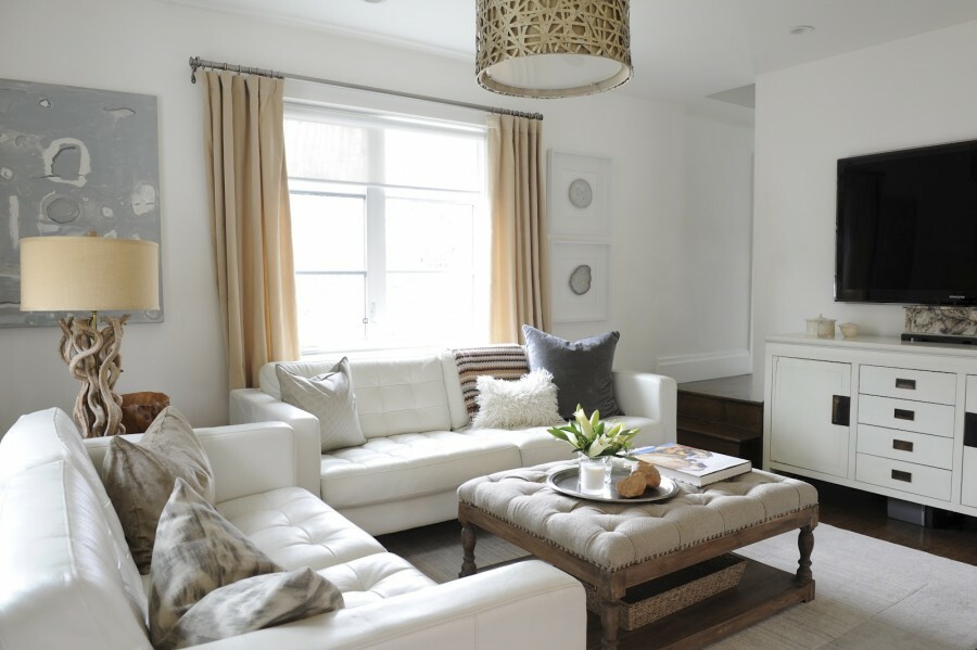 Skórzane sofy w przytulnym salonie z białymi ścianami