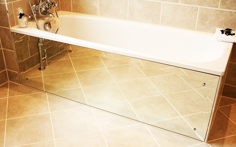 Mirrored bath screens expand space