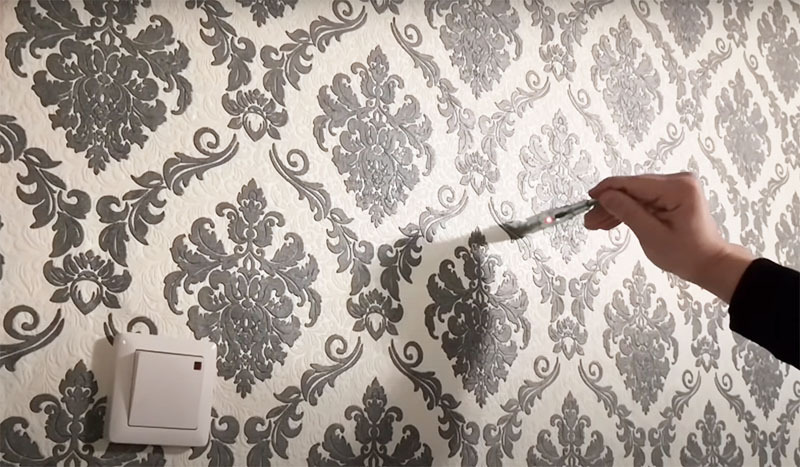 For at opdage skjulte ledninger skal du tage testeren ved stikket og holde stangen langs væggen. Hvor der er en strømførende ledning, lyser LED'en, eller der lyder et bip