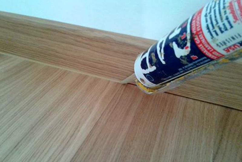 Ja lõpuks saate Hruštšovis põrandate tühimikud täita puidu jaoks mõeldud spetsiaalse hermeetikuga. Ja sel juhul tasandatakse pind pärast kõvenemist ja kaetakse värviga.