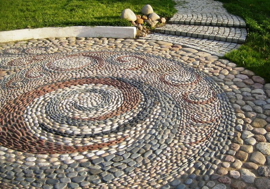 Schöne Zeichnung von Kieselsteinen auf einem Gartenweg