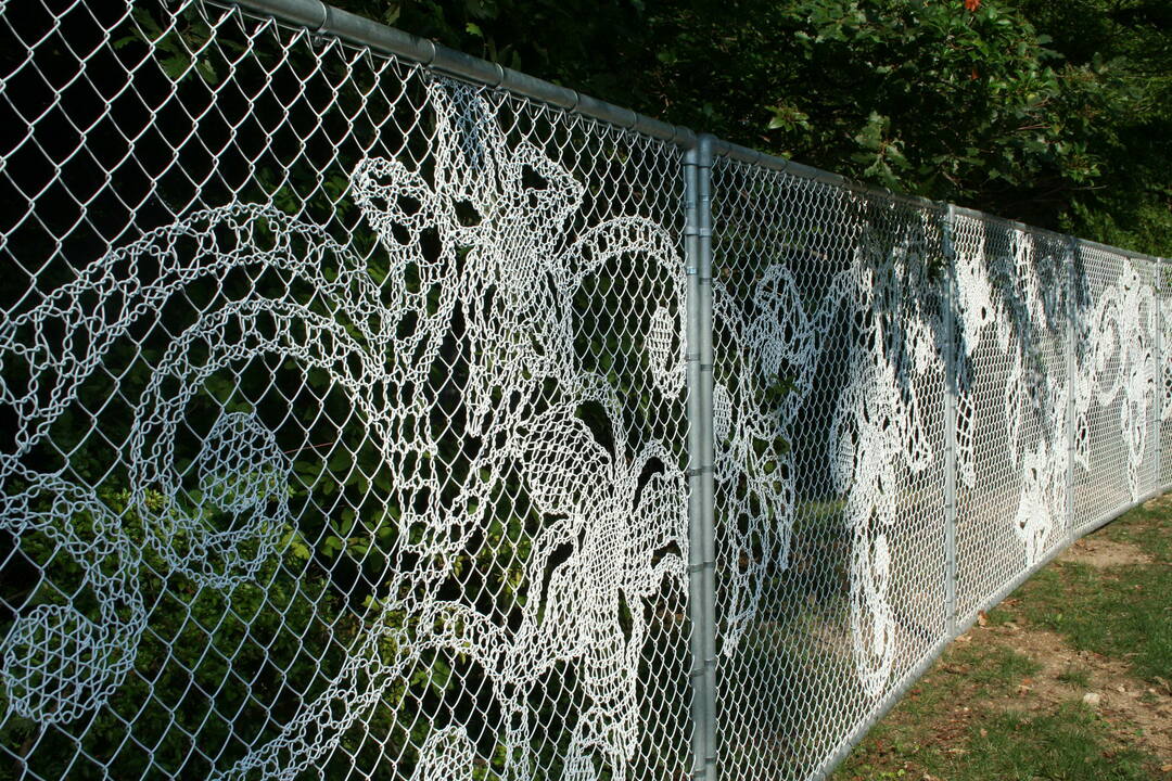 ağ örgüsünden yapılmış kesit çit photo