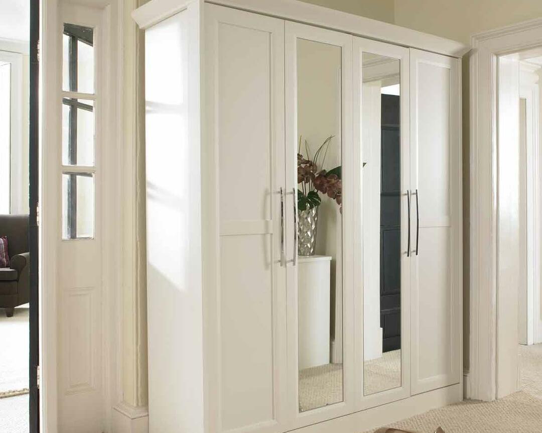 garderob i hallen vit med en spegel