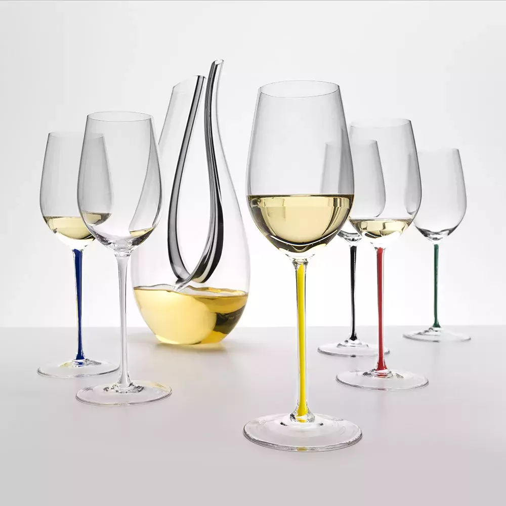 beyaz şarap bardakları photo