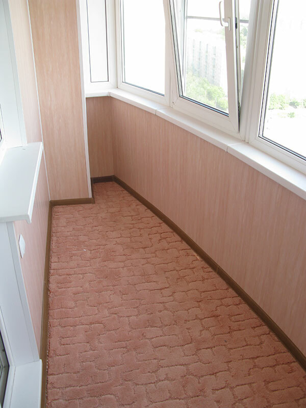 Loggia pequena com carpete no chão
