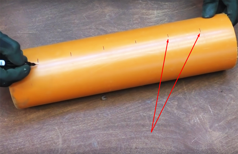 Markieren Sie das Rohr mit einem Abstand von ca. 8 cm