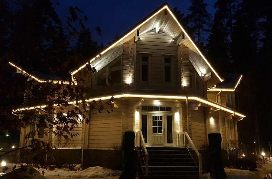 Beleuchtung durch LED-Streifen der Kontur eines Landhauses
