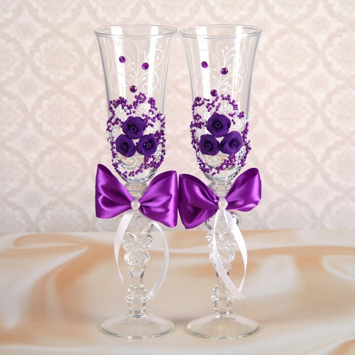 Un juego de copas de boda 2 piezas con estuco, abalorios y lazos, color violeta