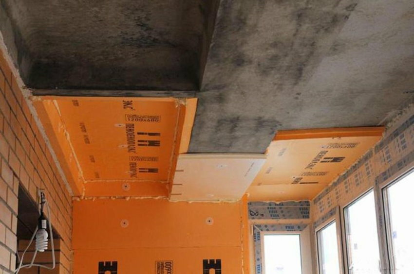 Schuimisolatie van het betonnen plafond op de loggia