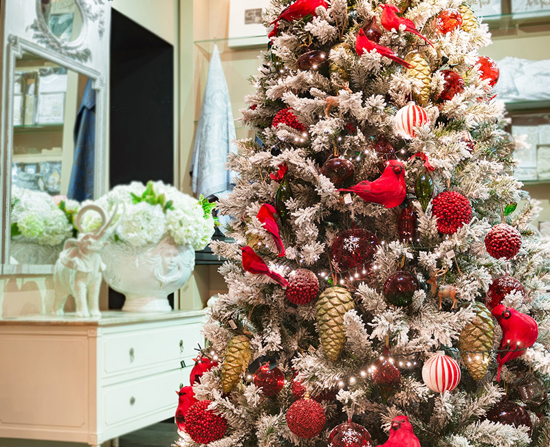 Smukt dekoreret juletræ